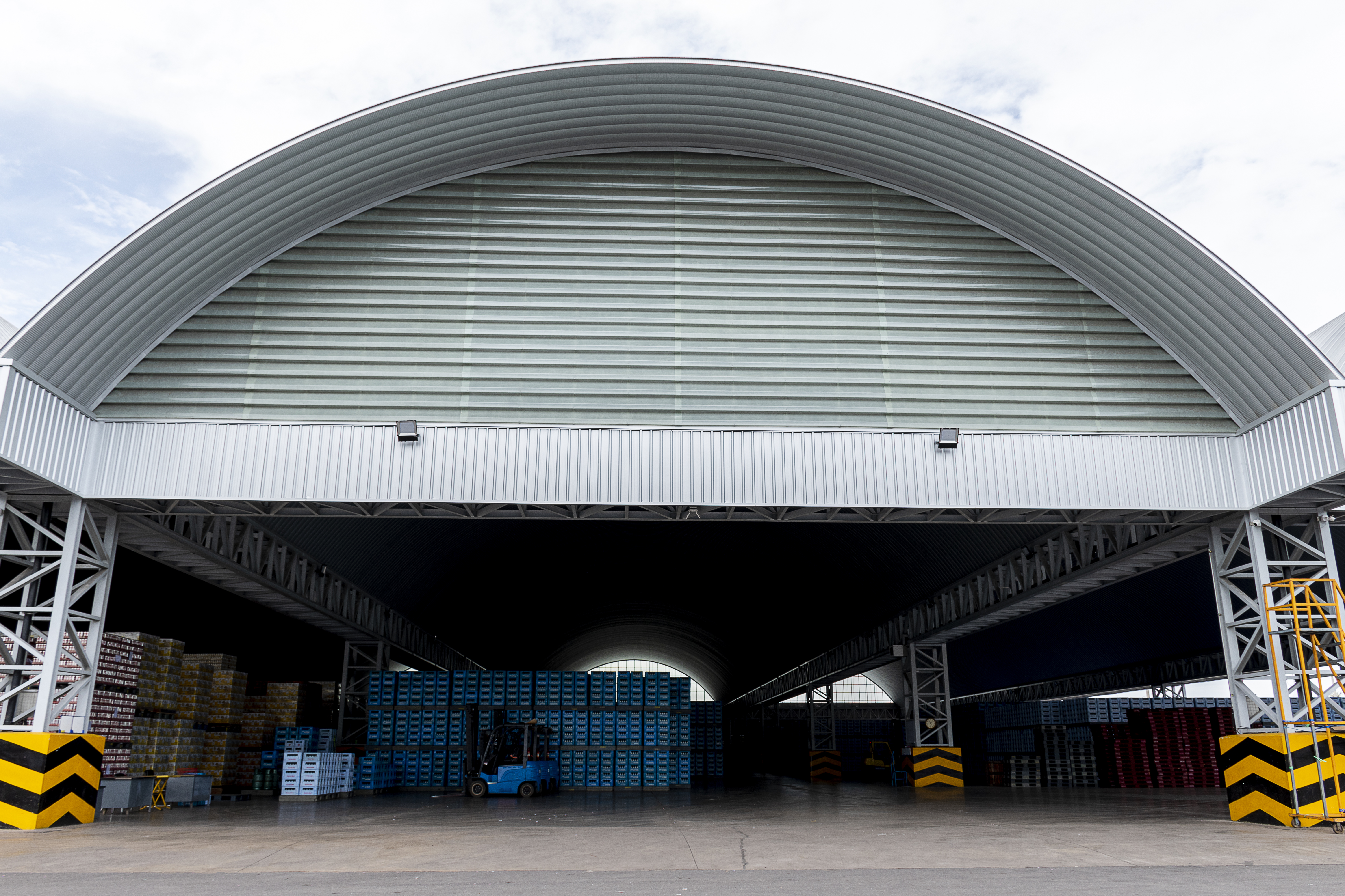 Bodega industrial con arcotecho